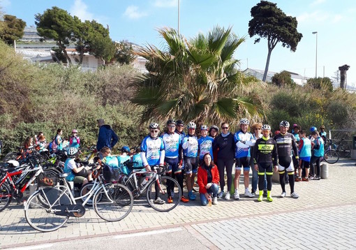 Sanremo: uscita didattico-sportiva sulla pista ciclabile per gli alunni dell'Istituto 'Calvino' (foto)