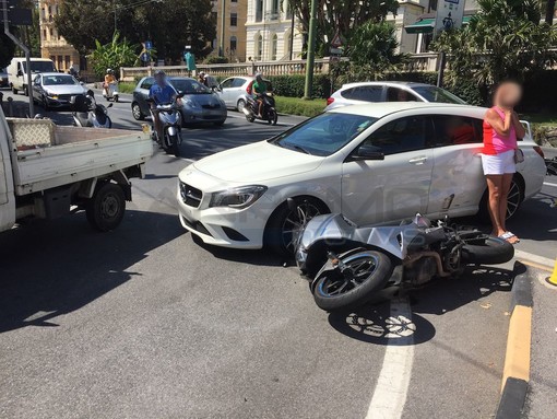 Sanremo: svolta vietata in piazza Cesare Battisti, ancora un incidente sull'incrocio dall'ex stazione