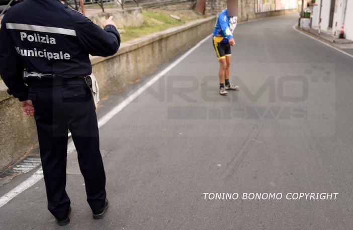 Sanremo: investe due ciclisti con l'auto e fugge via, i presenti vedono il numero di targa e viene scoperto poco dopo