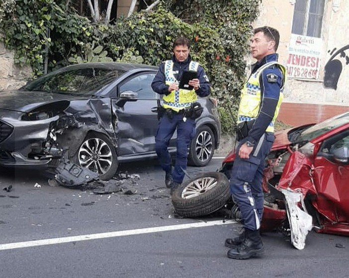 Sanremo: schianto frontale sull'Aurelia a Capo Nero, due veicoli distrutti ma conducenti senza gravi ferite (Foto)