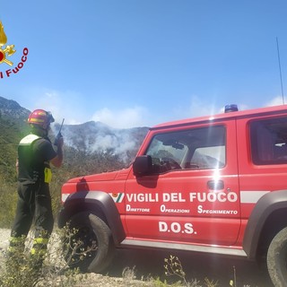 Ventimiglia: incendio sul Grammondo, migliora la situazione e questa mattina le verifiche dei Vigili del Fuoco