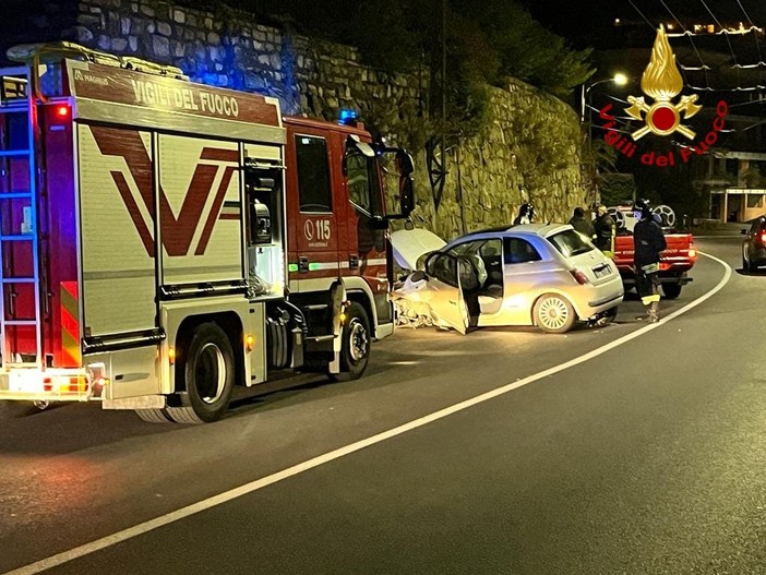 Sanremo: sbatte con l'auto contro un muro ai 'Tre Ponti', giovane trasportata al 'Santa Corona' (Foto)