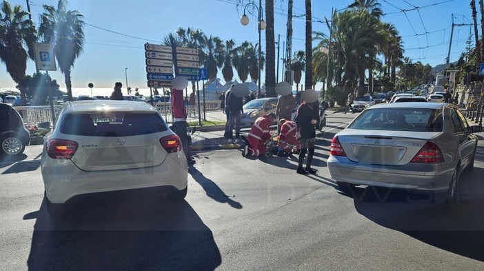 Sanremo: svolta irregolare tra corso Imperatrice e piazza Battisti, scontro auto-scooter (Foto)