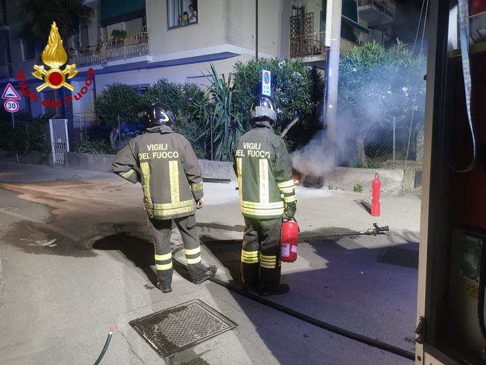 Sanremo: incendio su un terrazzo a Bussana e ad alcuni cassonetti in Valle Armea, intervento dei Vvf