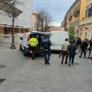 Imperia: 88enne investita da un furgone in piena Ztl, l'incidente in via Cascione davanti al Centrale (Foto)