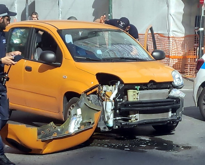 Sanremo: incidente in via Roma alla rotonda di corso Mombello, auto danneggiata ma nessun ferito (Foto)