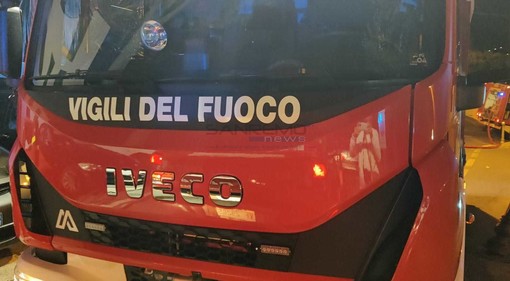 Bordighera: cassonetti dell'immondizia a fuoco stanotte vicino alla stazione, intervento dei Vigili del Fuoco