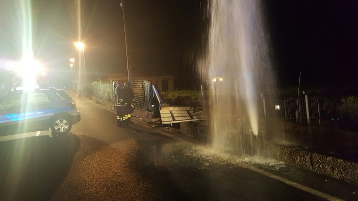 Sanremo: perde il controllo dell'auto e trancia un tubo dell'acqua, grave incidente in via Padre Semeria (Foto)