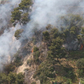 Incendio boschivo a Saorge: almeno 10 ettari bruciati e quattro mezzi aerei impiegati