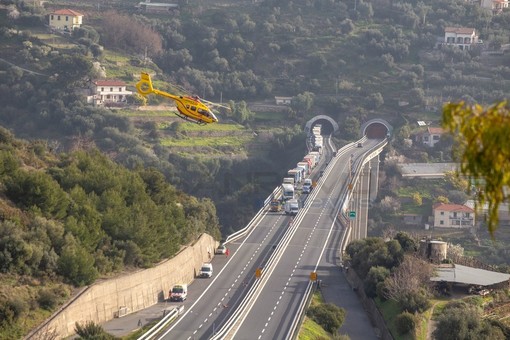 Sanremo: scontro tra un furgone e un camion in autostrada, intervento dell'elicottero (Foto)