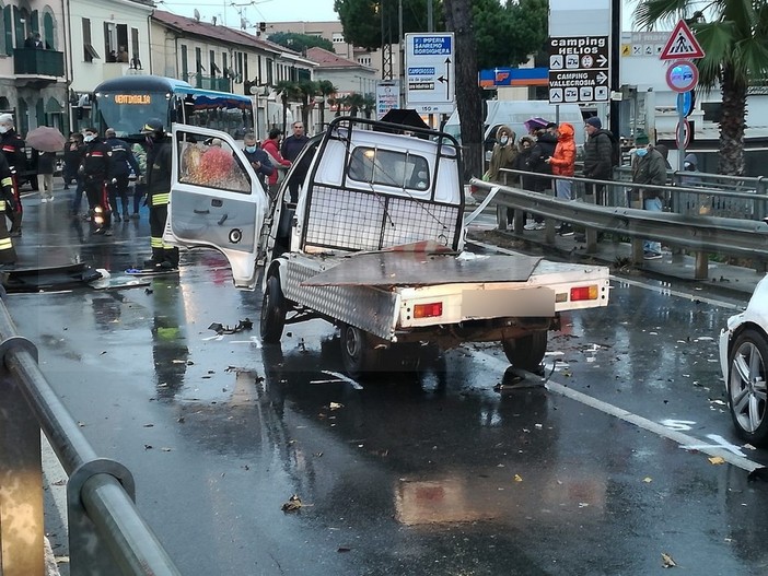 Camporosso: scontro tra due mezzi sul ponte del Nervia, un ferito grave e traffico paralizzato per un'ora (Foto)