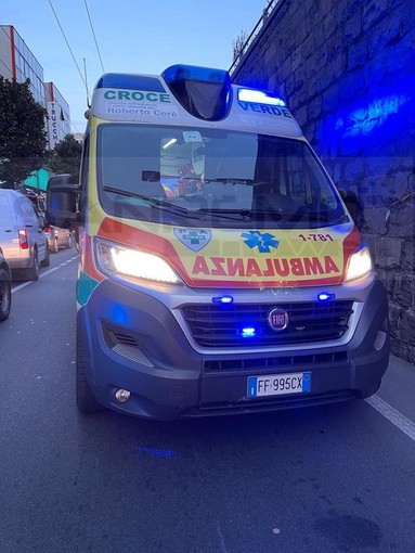 Scontro auto moto sull'Imperatrice a Sanremo: giovane centauro in codice rosso all'ospedale