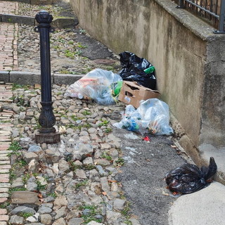 Sanremo: immondizia abbandonata in via Roglio da quasi una settimana, la protesta dei residenti