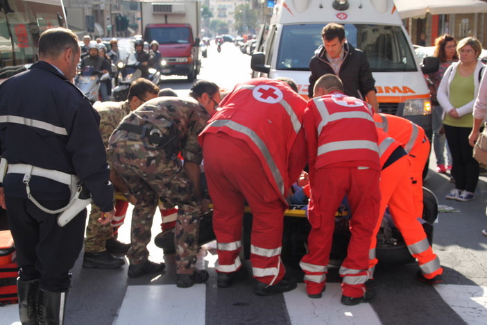 Sanremo: scooter investe un pedone in via Pietro Agosti, due feriti lievi e traffico in tilt per mezz'ora (Foto e Video)