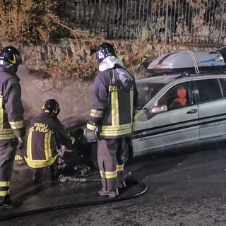 Ospedaletti: auto prende fuoco sull'Aurelia, intervento dei Vigili del Fuoco e strada chiusa per mezz'ora (Foto)