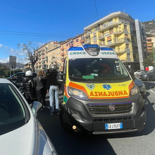 Ventimiglia: auto investe lo scooter di una 16enne in largo Torino, lievi ferite per la giovane