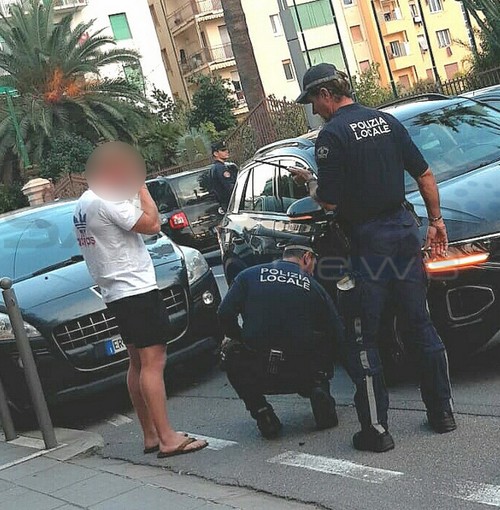 Sanremo: perde il controllo dell'auto e finisce contro un'auto in sosta evitando che finisca tra i pedoni (Foto)