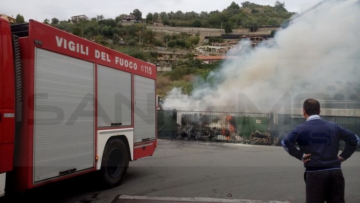 Vallecrosia: incendio alla discarica, la Municipale da l'allarme ed intervengono i Vigili del Fuoco