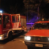 Ventimiglia: migranti accendono un fuoco sotto il ponte di Roverino, intervento dei Vigili del Fuoco