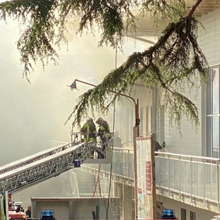 Bordighera: vasto incendio all'interno delle scuole in costruzione di via Napoli, Vigili del Fuoco in azione (Foto e Video)