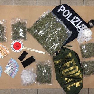 Spaccio a Sanremo: 23enne arrestato dalla Polizia, nascondeva marijuana e cocaina in un'auto