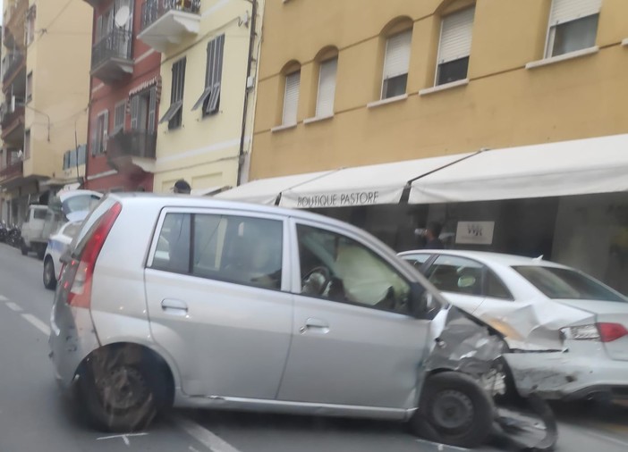 Finisce contro le auto parcheggiate a Ventimiglia, un ferito