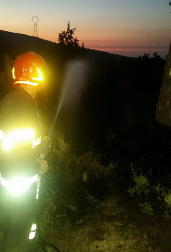 Sotto controllo l'incendio divampato ieri sera sul monte Faudo: all'opera diverse squadre di soccorso