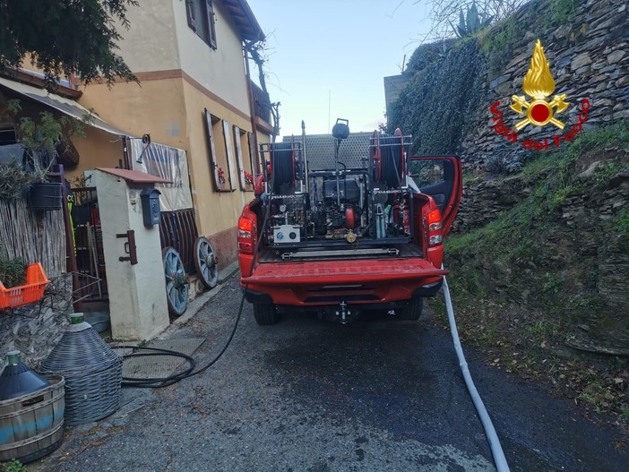 Prelà: surriscaldamento di una canna fumaria, incendio in un'abitazione di Tavole e intervento dei Vvf (Foto)