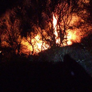 Sanremo: incendio a Verezzo in zona Parà, sul posto i Vigili del Fuoco e le squadre anti incendio