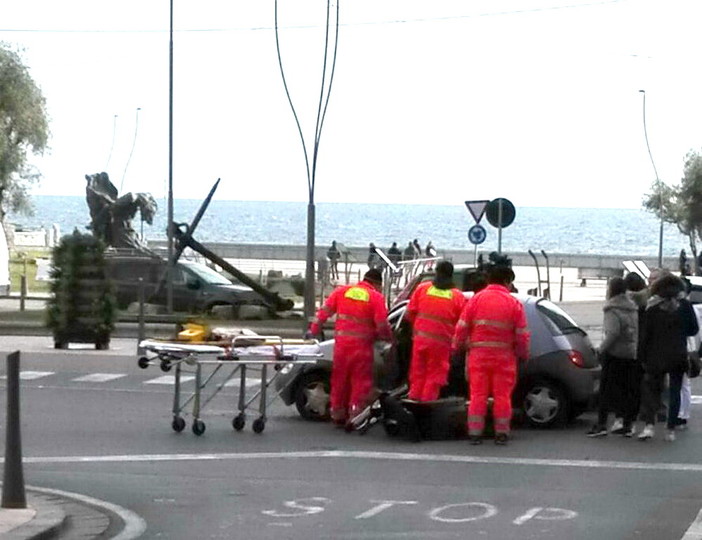 Sanremo: scontro tra uno scooter ed un auto tra via Nino Bixio e corso Mombello, un ferito (Foto)