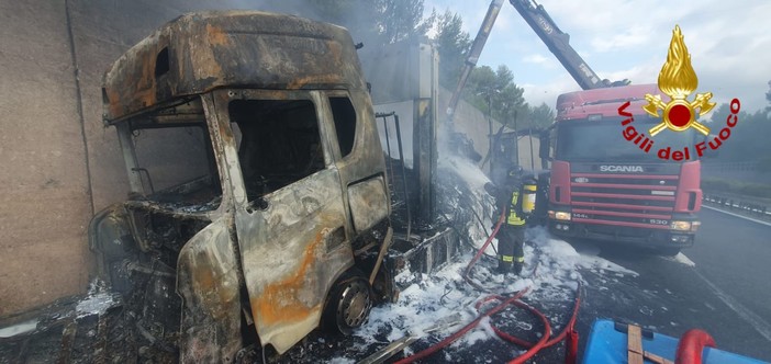 Imperia: Tir a fuoco sulla A10, autostrada riaperta ma ancora lunghe code