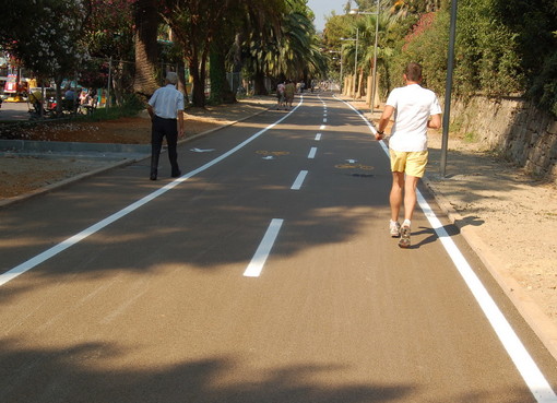 Sanremo: auto poseggiate sulla ciclabile dal Morgana alla Capitaneria, le lamentele di un lettore