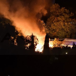 Sanremo: incendio stanotte al giro dell'Isola, prende fuoco un box usato come ricovero attrezzi (Foto)