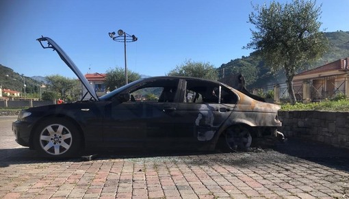 Camporosso: auto francese distrutta stanotte da un incendio in piazza Pertini, si indaga sulle cause (Foto)