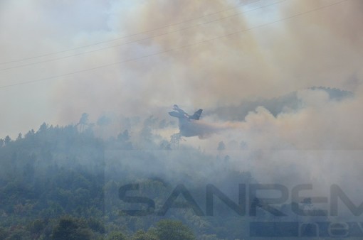 Pietrabruna: tre incendi alle pendici del monte Faudo, in azione due Canadair, un elicottero e personale a terra