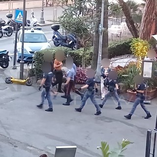 Sanremo: insulti a sfondo razziale da un dehors all'altro in piazza Bresca, uomo portato via dai Carabinieri (Foto)