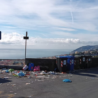 Sanremo: 'Belvedere San Lazzaro' invaso dall'immondizia, la foto e le rimostranze di un lettore