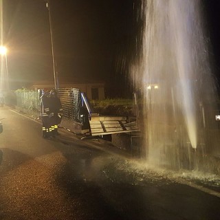 Sanremo: perde il controllo dell'auto e trancia un tubo dell'acqua, grave incidente in via Padre Semeria (Foto)