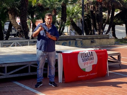 Nappi (Italia Sovrana e Popolare) ad Albenga: &quot;Il 25 settembre mettete la croce sul nostro simbolo, per non far portare quella croce ai nostri figli&quot; (Foto e Video)