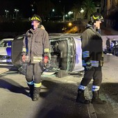 Ventimiglia: si capotta con l'auto in corso Toscanini, 40enne trasportata in ospedale (Foto)