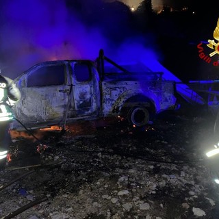 Sanremo: incendio di sterpaglie si propaga ad un'auto a Coldirodi, intervento dei Vigili del Fuoco (Foto)
