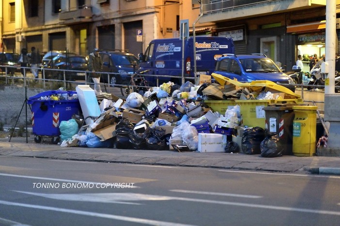 In tutta la provincia 'spettacolo' indecente attorno ai cassonetti per lo sciopero di ieri dei netturbini