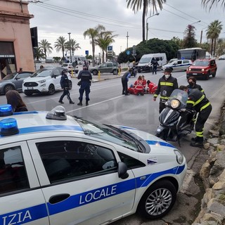 Sanremo: svolta in direzione vietata e centra uno scooter, pronto intervento della Croce Rossa (Foto)