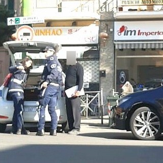 Sanremo: simula un incidente gettandosi sul cofano di un'auto in transito, incredibile episodio a rondò Garibaldi