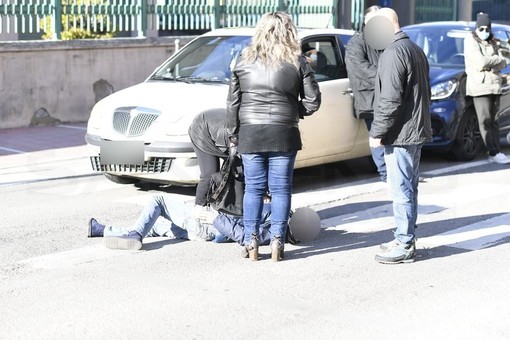 Taggia: uomo investito da un'auto sulle strisce in via San Francesco, trasportato in ospedale (Foto)
