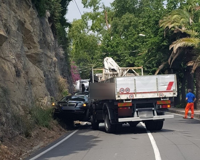 Bordighera: spettacolare incidente al Giunchetto, auto tedesca rimane schiacciata contro il muro (Foto e Video)