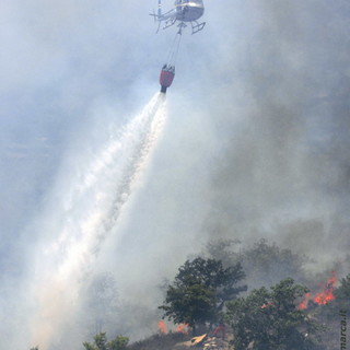 Dolcedo: incendio in atto sul crinale di Santa Brigida, intervento dell'elicottero