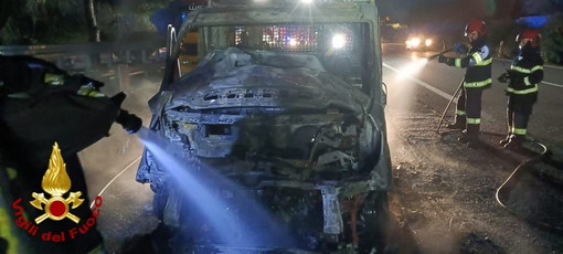 Camion a fuoco sull'autostrada tra San Bartolomeo al Mare ed Imperia (Foto)