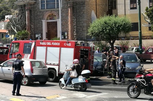 Ventimiglia: auto va a fuoco di fronte a Cristo Re, danni limitati ma traffico paralizzato (Foto)