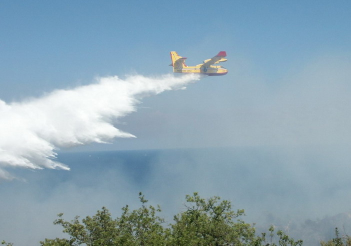 Spento l'incendio divampato stamani a Ceriana, mezzi aerei rientrati e bonifica in corso